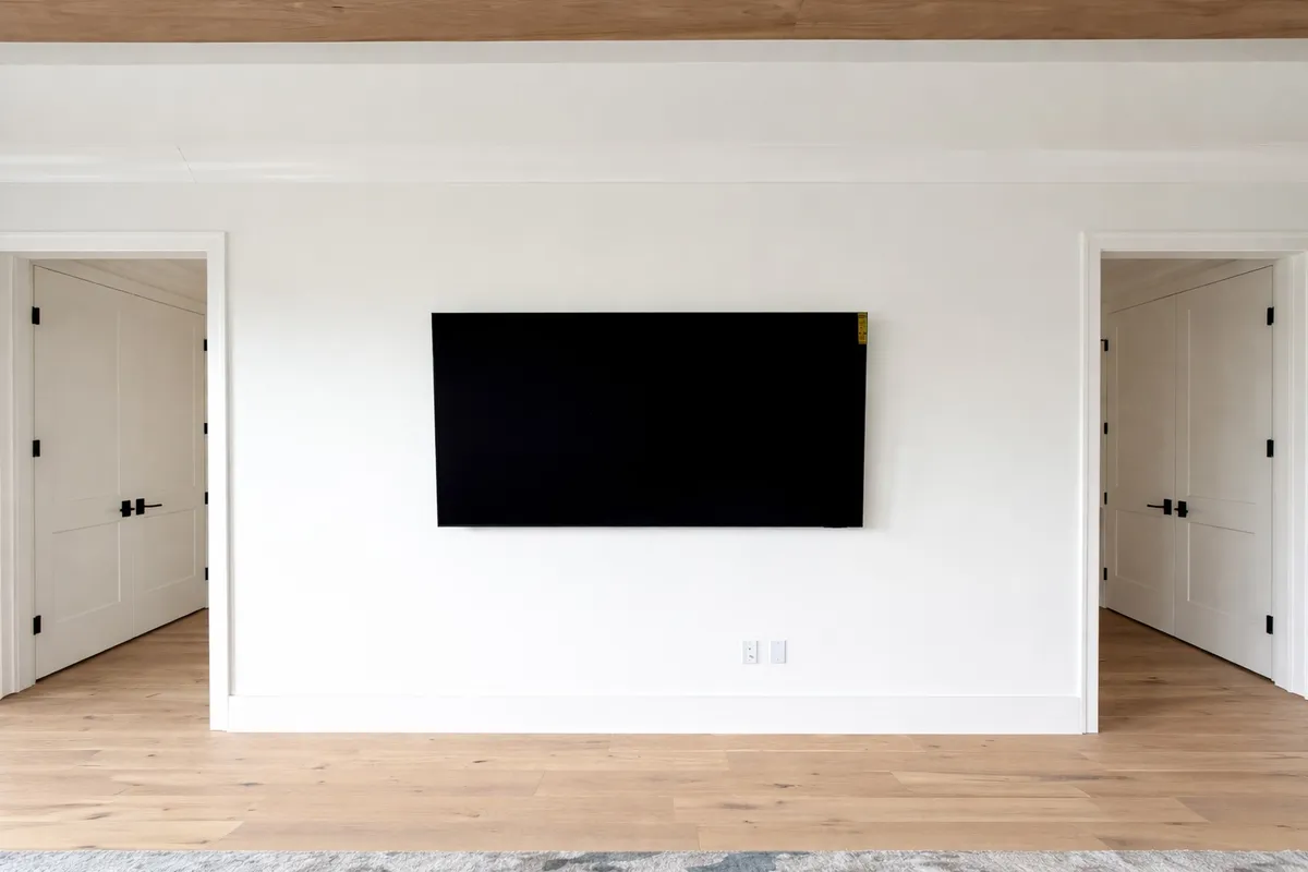 TV mounting with hidden wiring
